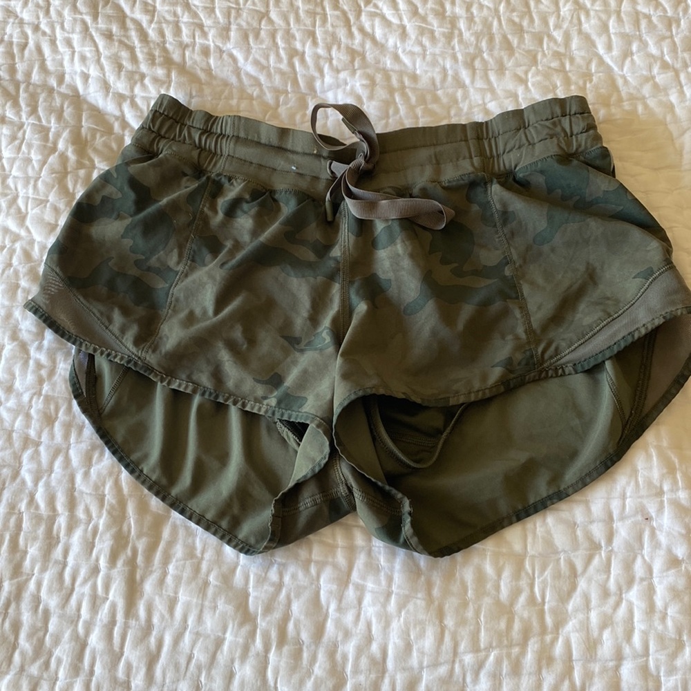 Lululemon 2.5 camo shorts